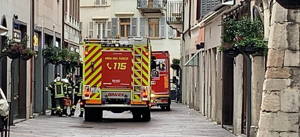 Paura in via Oriola per un principio d’incendio all’interno di un’abitazione